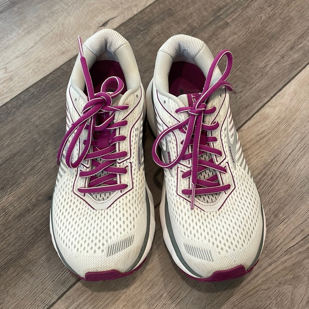 Brooks Ghost 12 shoes, size 8.5